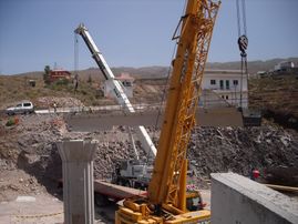 Grúas y Transportes Bony grúas cargando estructura de concreto