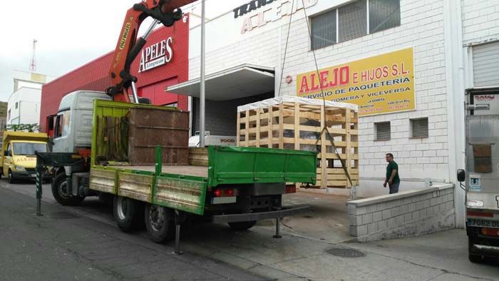 Grúas y Transportes Bony camión cargando caja