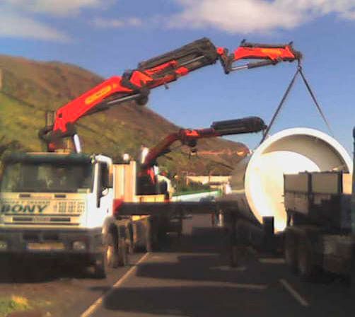 Grúas y Transportes Bony grúa cargando tanque blanco