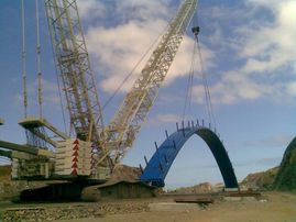 Grúas y Transportes Bony grúa levantando estructura metálica