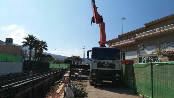 Grúas y Transportes Bony camión en obra