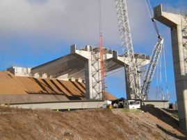 Grúas y Transportes Bony grúa en construcción de puente