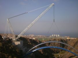 Grúas y Transportes Bony grúa transportando estructura arqueada