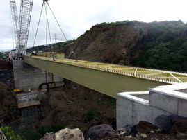 Grúas y Transportes Bony grúa cargando estructura de puente