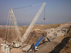 Grúas y Transportes Bony grúa en construcción